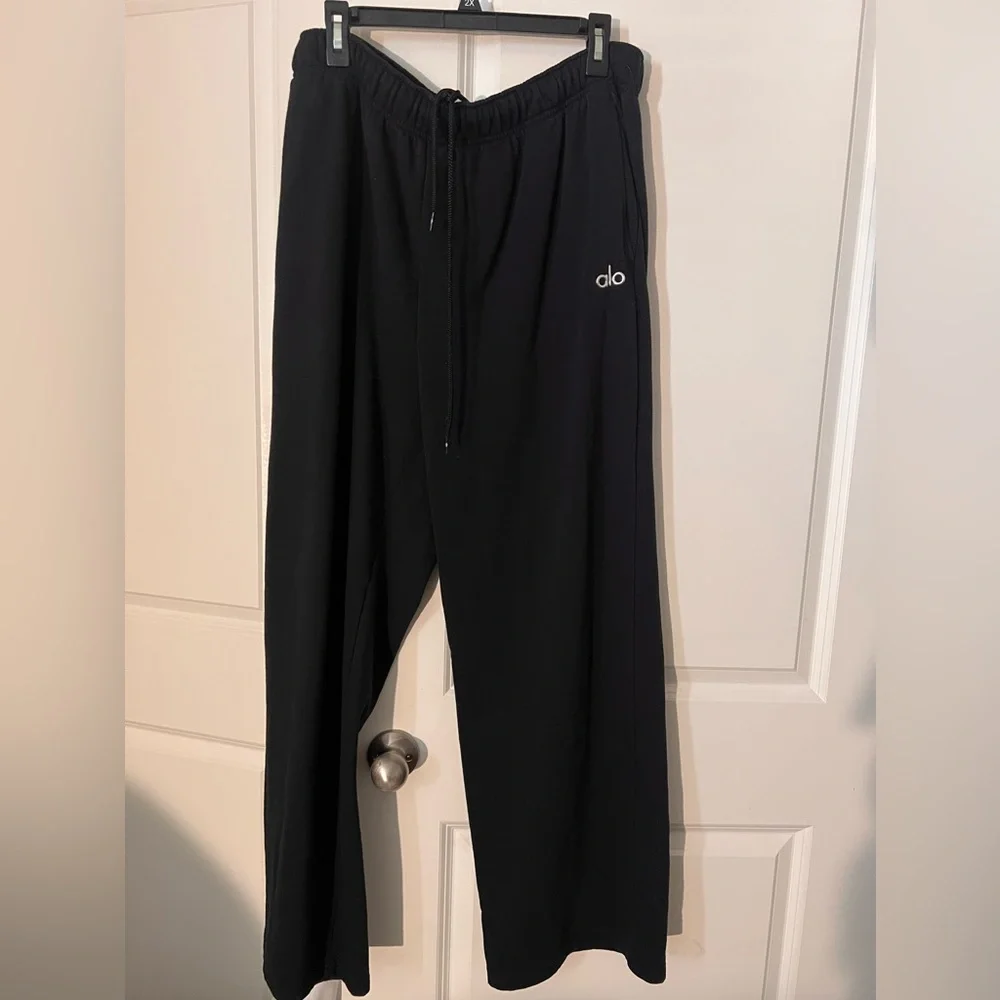 Alo Black Accolade crewneck cropped sweatshirt Accolade straight leg sweatpants